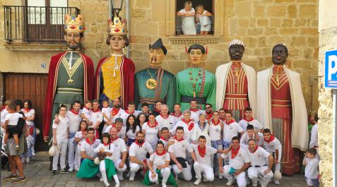 Comparsa Tafalla Foto de Integrantes de la comparsa con las seis figuras a las que quiere renombrar las próximas fiestas