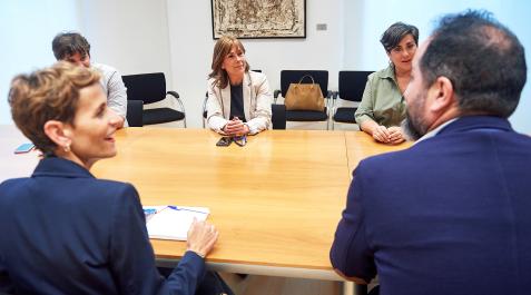 En prime rtérmin, María Chivite y Ramón Alzórriz. Al fondo, de izda. a dcha., Pablo Azcona, Uxue Barkos y MAría Solana