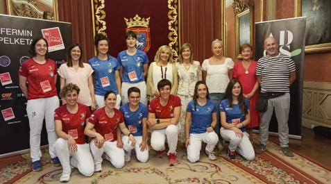 ados Las participantes en el Torneo de San Fermín, en el Ayuntamiento de Pamplona.