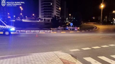Salida de vía de un vehículo en la glorieta de la calle Tajonar y la avenida Cataluña Salida de vía de un vehículo en la glorieta de la calle Tajonar y la avenida Cataluña