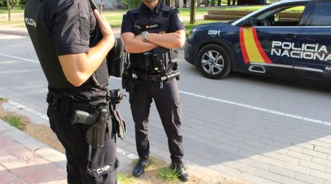 Imagen de archivo de dos agentes de la Policía Nacional Imagen de archivo de dos agentes de la Policía Nacional
