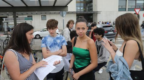 A_ EDUARDO BUXENS (37678912) Una profesora repasa las listas de exámenes con sus alumnas en los acceso al Aulario de la UPNA ayer en el segundo día de la EvAU