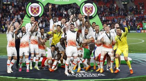 WHam Los jugadores del West Ham United celebran el título de campeones de la Conference League tras vencer a la Fiorentina en el estadio Eden Arena de Praga