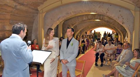 ASDF Los novios Naiara Ruiz Orta e Iván Enciso Ruiz, en el momento de la boda civil celebrada en las galerías subterráneas del Castillo de Ablitas