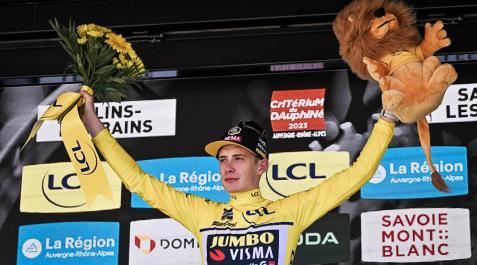 Vingegaard Jonas Vingegaard tras enfundarse el maillot amarillo del Criterium Dauphiné
