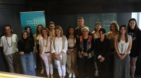 De izda. a dcha.: Leyre Arraiza (miembro del consejo de administración de Diario de Navarra), Marta Balenciaga (Padres Reparadores), Rahma Berriahi (Ibaialde), Edurne Pastor (Ibaialde), Patricia Plaza (jurado), Garazi Sánchez (Ibaialde), Eugenia López-Jacoiste (jurado), Wilmaris Ramírez (Ibaialde), Javier Larequi (Equipo Europa), Reyes Berruezo (Consejo Navarro del Movimiento Europeo), Naroa Urdiroz (Ibaialde), Carmen Pérez (Equipo Europa), Leyre Miranda (Liceo Monjardín), Amaia Senosiáin (Liceo Monjardín) y Leire Pérez (Liceo Monjardín)