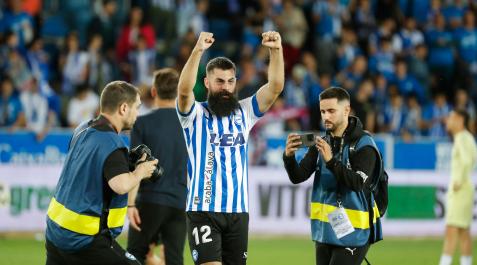 El delantero del Alavés Asier Villalibre celebra la victoria El delantero del Alavés Asier Villalibre celebra la victoria