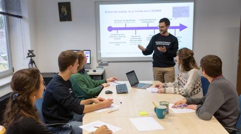 El Centro de Escritura de la Universidad de Navarra está formado por estudiantes de la Facultad de Filosofía y Letras y doctorandos colaboradores, además de por un comité asesor de profesores y por un grupo de asesores externos El Centro de Escritura de la Universidad de Navarra está formado por estudiantes de la Facultad de Filosofía y Letras y doctorandos colaboradores, además de por un comité asesor de profesores y por un grupo de asesores externos
