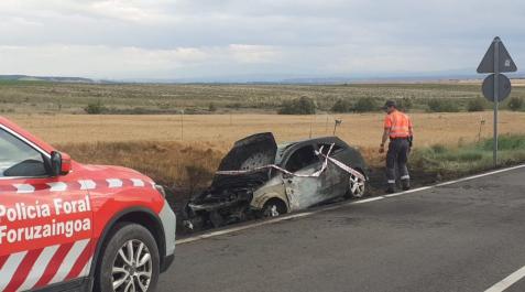 cochequemado El vehículo, calcinado tras el segundo accidente en Peralta