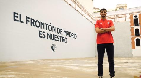Alejandro Catena posa como nuevo futbolista de Osasuna Alejandro Catena posa como nuevo futbolista de Osasuna