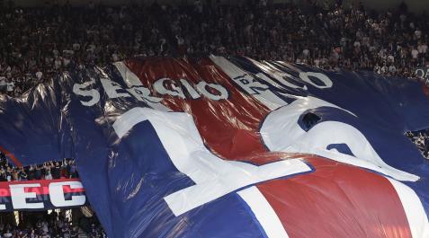Los aficionados del PSG rinden homenaje a Sergio Rico Los aficionados del PSG rinden homenaje a Sergio Rico