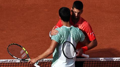 Alcaraz y Djokovicx Saludo entre Carlos Alcaraz y Novak Djokovic tras la semifinal de Roland Garros que venció el serbio