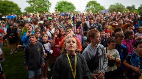 Alegría y sonrisas en el cohete de inicio de las fiestas 2023 en Sarriguren