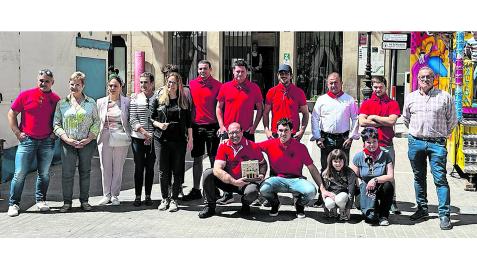 Homenaje en Falces Representantes municipales con las personas del grupo de rescate de animales huidos