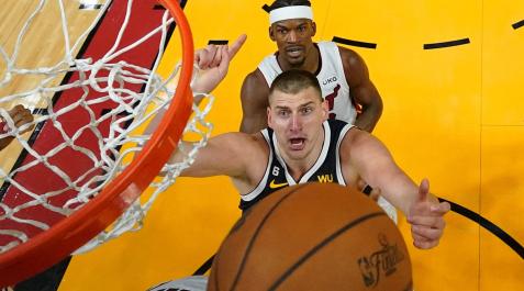 Nikola Jokic, ante Bam Adebayo