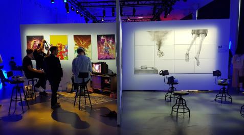 Unas personas juegan frente a un monitor en la sala donde los concursantes de las categorías de videojuegos y realidad virtual inmersiva del Festival de Tribeca presentan sus trabajos Unas personas juegan frente a un monitor en la sala donde los concursantes de las categorías de videojuegos y realidad virtual inmersiva del Festival de Tribeca presentan sus trabajos