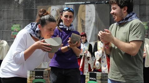 Corte de honor del queso con Beatriz Anaut Fuertes, Alba Rípodas Melero y Orestes Barbero. Corte de honor del queso con Beatriz Anaut Fuertes, Alba Rípodas Melero y Orestes Barbero