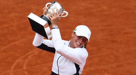 Iga Swiatek Foto de Iga Swiatek posa tras su victoria en la final contra Karolina Muchova