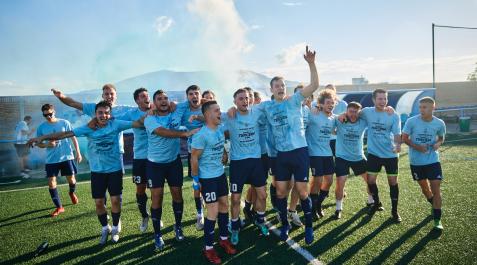 Foto de Los jugadores del Bidezarra celebran su ascenso a la Tercera navarra tras haber vencido al Iruña por 4-0 en la vuelta del playoff de ascenso