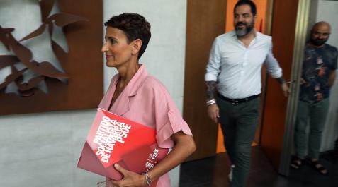 Cjhivite María Chivite y Ramón Alzórriz durante las reuniones del PSN este miércoles 9 de agosto en el Parlamento de Navarra