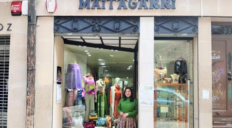 Maitagarri Dimelza Quinteros, junto al escaparate de Maitagarri, en la calle Mayor número 7