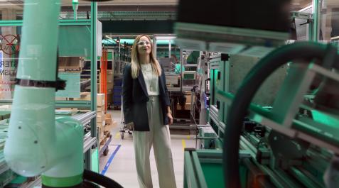 Raquel Gascó Caro, fotografiada en el interior de la planta de Schneider Electric en Puente la Reina, de donde fue directora durante dos años. eduardo buxens Raquel Gascó Caro, fotografiada en el interior de la planta de Schneider Electric en Puente la Reina, de donde fue directora durante dos años. eduardo buxens