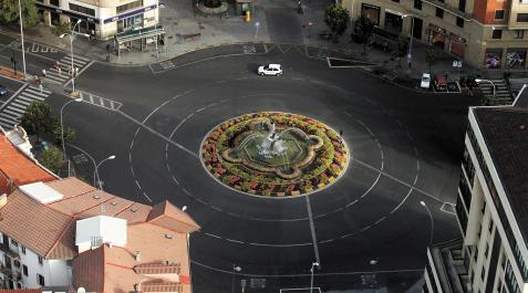 Plaza de Merindades Imagen aérea de la plaza de las Merindades tomada en 2012. El Ayuntamiento plantea hacer un paso donde ahora se sitúa la rotonda, que continúe la avenida Carlos III
