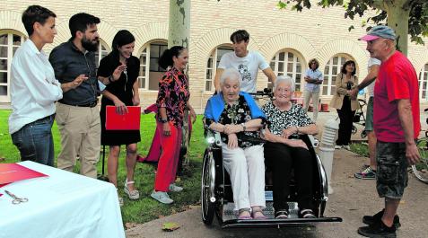 Yayacleta Tudela En la imagen, las residentes de la Real Casa de Misericordia de Tudela Natividad García Izquierdo y Rosi Lasheras García, primeras en pasear en la Yayacleta presentada ayer. A la izquierda, la presidenta del Gobierno foral María Chivite, Abel del Rey (Recicleta), Berta Miranda y Cristina Gallo