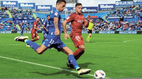 Mason Greenwood intenta un centro al área de Osasuna en presencia de Arnaiz Mason Greenwood intenta un centro al área de Osasuna en presencia de Arnaiz