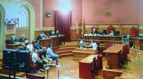 Mossos juzgados por una agresión racista Los seis mossos, en la Audiencia de Barcelona
18/09/2023