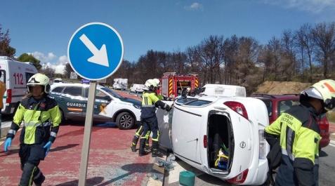 accidente en valtierra Uno de los vehículos ha quedado volcado sobre la carretera