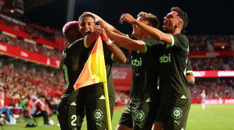 Los jugadores del Girona felicitan a Savinho, que sujeta el banderín, tras anotar el segundo tanto de su equipo