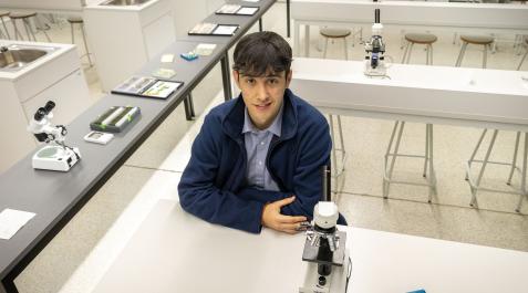 Carlos Manresa, estudiante de 1º de Bachillerato en Miravalles-El Redín. 

T: Premio extraordinario de la ESO. Colegio El Redín.