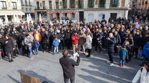 El promotor de la manifestación Diego Caro se dirige a las personas que se dieron cita este sábado 27 de enero en la marcha fúnebre por los árboles del Muro./