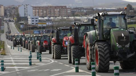 Imagen de la protesta del 19 de febrero de 2020. Decenas de tractores salen de Noáin camino de Pamplona.