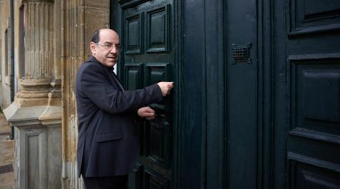 Florencio Roselló, este viernes, tratando de abrir la puerta del Arzobispado en Pamplona, su casa desde el 27 de enero.