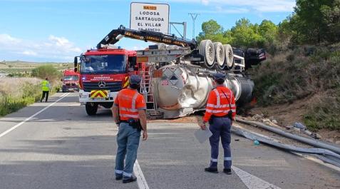 Dos agentes de la Polica Foral en el lugar del accidente