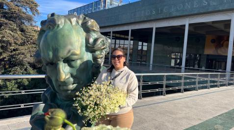 Eriket Berónica Leanivis posa con la estatua de Goya del Palacio de Congresos de Granada