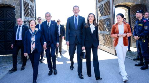Los Reyes rinden homenaje a las víctimas españolas de Mauthausen en el 80  aniversario de la liberación del campo de concentración