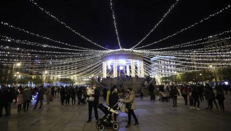 Imágenes del encendido navideño en Pamplona Las calles de la capital navarra se iluminaron este viernes, 27 de noviembre, con la iluminación de las Navidades 2020.