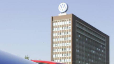 Coches de la marca Volkswagen, frente a la sede de la compañía en Wolsfburg, Alemania.