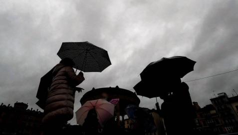 Un grupo de personas se protege con paraguas de la lluvia en Pamplona. Un grupo de personas se protege con paraguas de la lluvia en Pamplona.