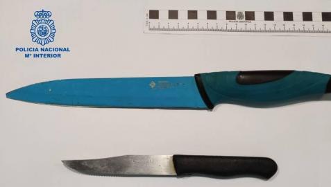 Cuatro detenidos por golpear y apuñalar con un cuchillo de cocina a un hombre