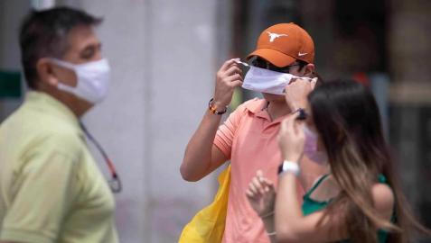 Un hombre se retira la mascarilla en la Puerta del Sol.