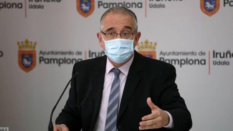 El alcalde de Pamplona, Enrique Maya, en una rueda de prensa.