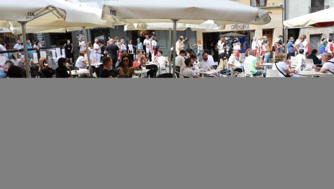 _A_ JOSE CARLOS CORDO (32447315) El ambiente de las terrazas de la plaza del Ayuntamiento el 6 de julio de 2020