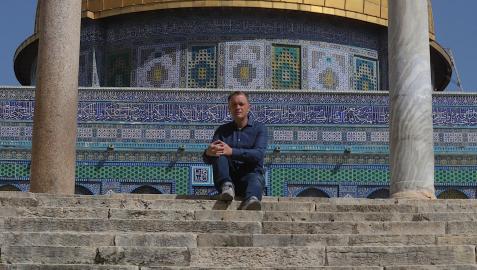 Mikel Ayestarán posa con la Cúpula de la Roca de Jerusalén detrás