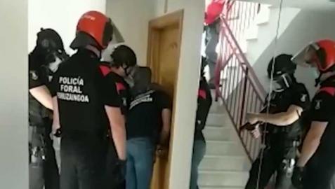 Imagen de un momento de la actuación de los agentes de Policía Foral en Noáin.