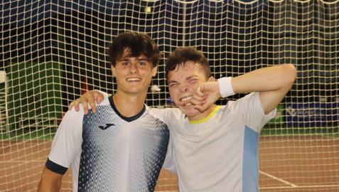 Antonio Prat, izda., e Iñaki Montes expresan su alegría tras vencer en la final de Bakio