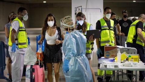 Jóvenes procedentes de zonas de veraneo como Salou (Tarragona), a su llegada hoy sábado a la estación de autobuses de Pamplona donde continúa la recogida de pruebas Covid con un elevado nivel de participación.